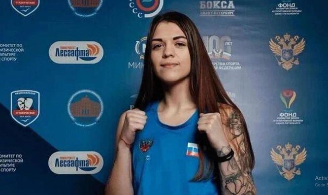 Російська боксерка дико познущалася з орангутанга в окупованому Криму 