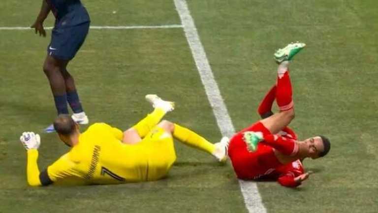 Джамал Мусиала после столкновения с Доннаруммой / Скриншот Джамал Мусиала после столкновения с Доннаруммой / Скриншот