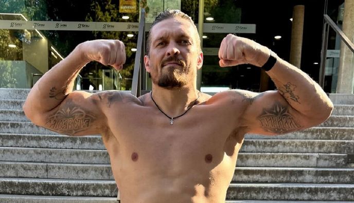 Усик проти дерев: український чемпіон потрапив у курйозну ситуацію під час прогулянки Лондоном