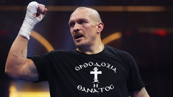 Усик прилетів до Лондона на реванш з Дюбуа, взявши зі собою ослика – фото