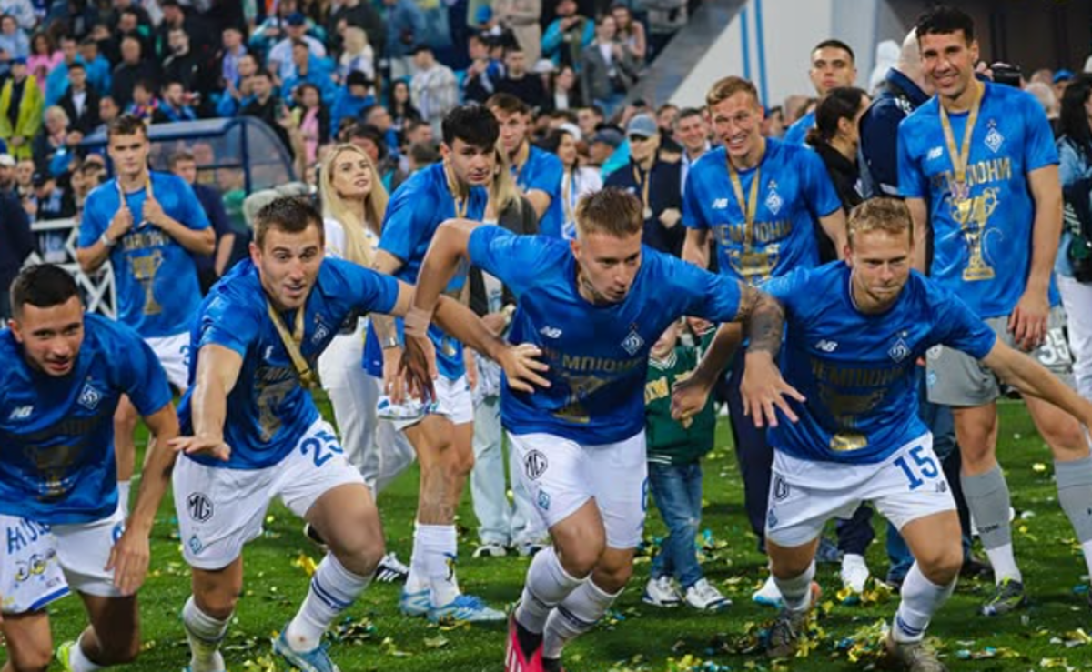 Дячук (другий зліва) / Фото 1927.kiev.ua