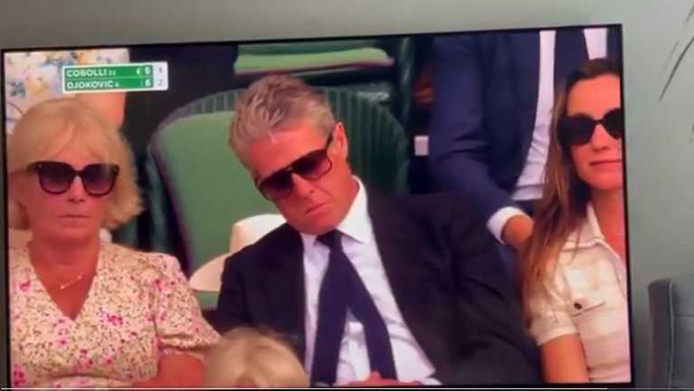 Х'ю Грант задрімав на матчі Джоковіча / Скріншот з відео