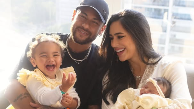 Неймар з дітьми та коханою / Фото з Instagram Неймар з дітьми та коханою / Фото з Instagram