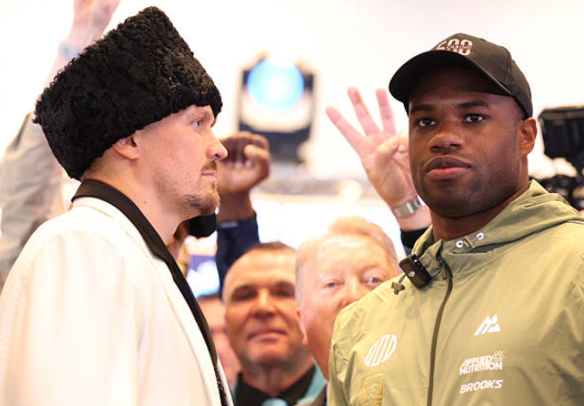 Александр Усик и растерянный Дюбуа / Getty Images