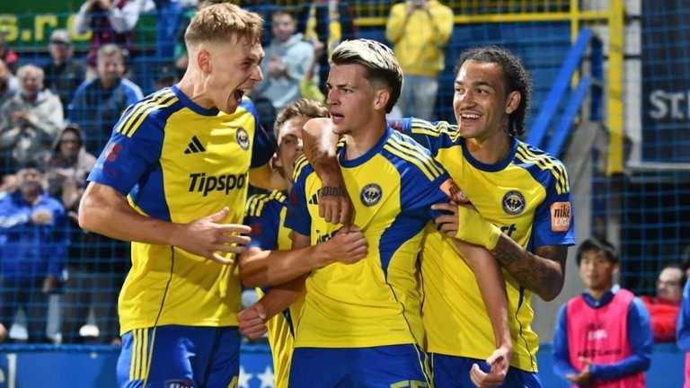 Артур Мушак (в центрі) / фото: ФК Міхаловце Артур Мушак (в центрі) / фото: ФК Міхаловце