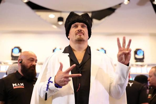 Усик дізнався вердикт WBO щодо відтермінування переговорів бою з Паркером  