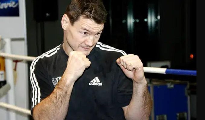 51-річний екс-чемпіон світу з боксу повідомив про поверення на ринг