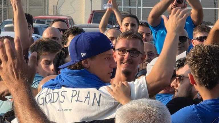 Давид Луис (в центре) с фанатами Пафоса / фото: ФК Пафос