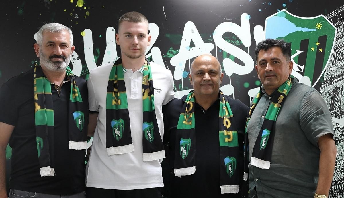 Олександр Сирота (другий ліворуч) / ФК Коджаеліспор