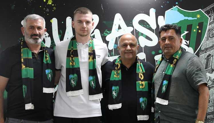 Олександр Сирота (другий ліворуч) / ФК Коджаеліспор Олександр Сирота (другий ліворуч) / ФК Коджаеліспор