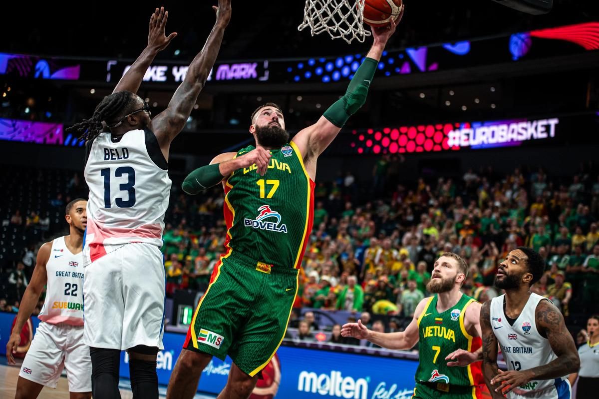 Йонас Валанчюнас (в атаке) / Фото FIBA