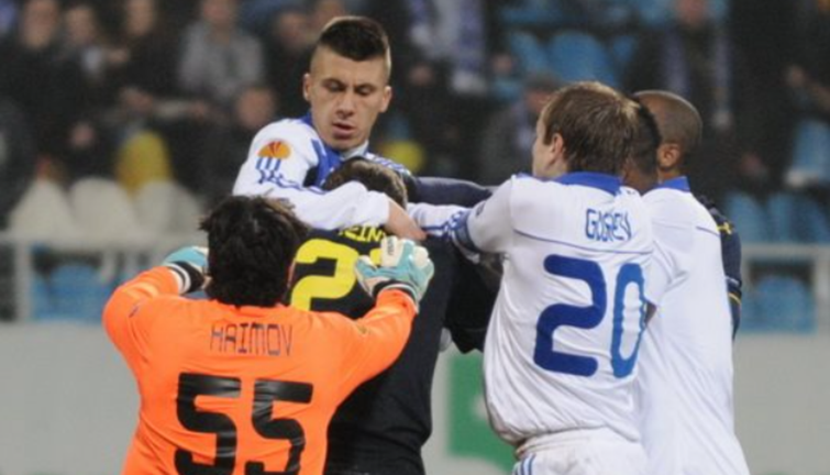 Хачеріді б'ється з гравцями Маккабі / Фото з відкритих джерел