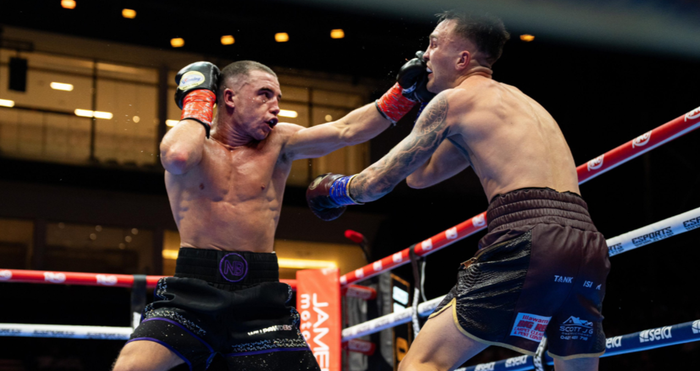 Непереможний чемпіон світу з боксу втретє поспіль захистив титул, тріумфувавши у напруженій зарубі