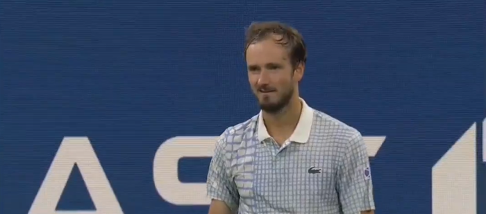 Скажений росіянин сенсаційно вилетів на старті US Open і зламав ракетку, Джоковіч йде далі