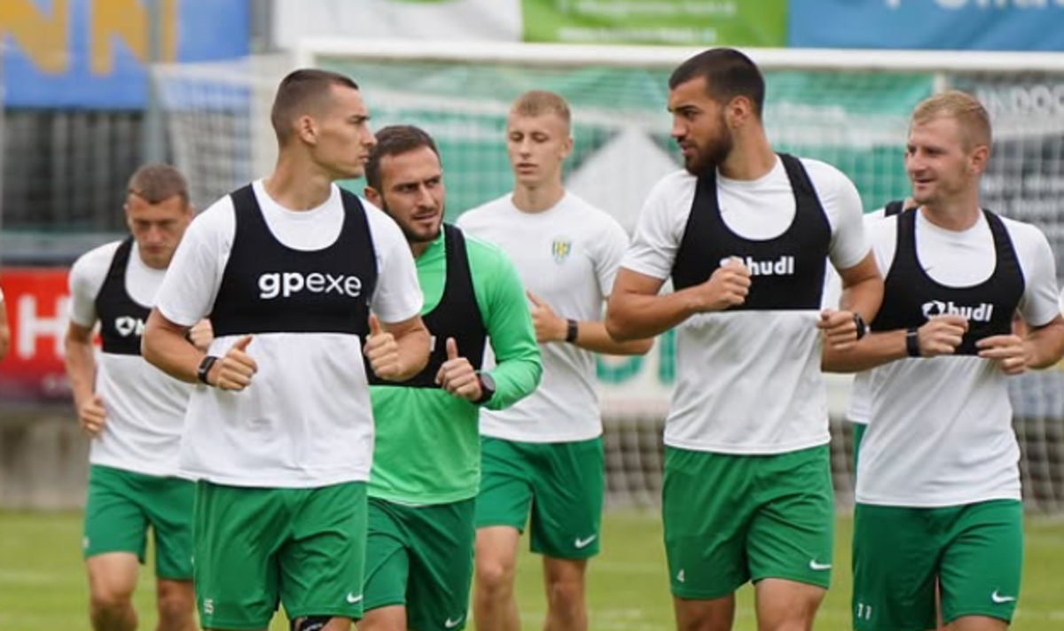 Тимур Стецьков (слева) / Фото ФК Карпаты