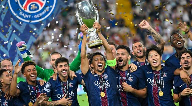 Гравці ПСЖ святкують перемогу / Фото EFE