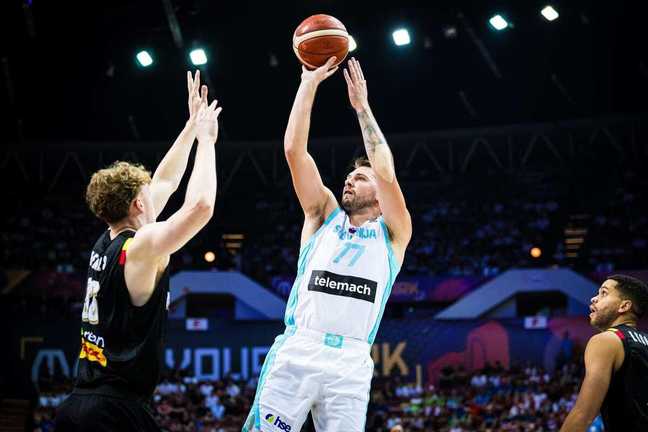 Лука Дончіч (в атаці) / Фото FIBA