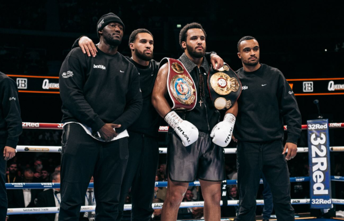 Мозес Ітаума (з поясом) / Фото instagram.com/m.itauma/