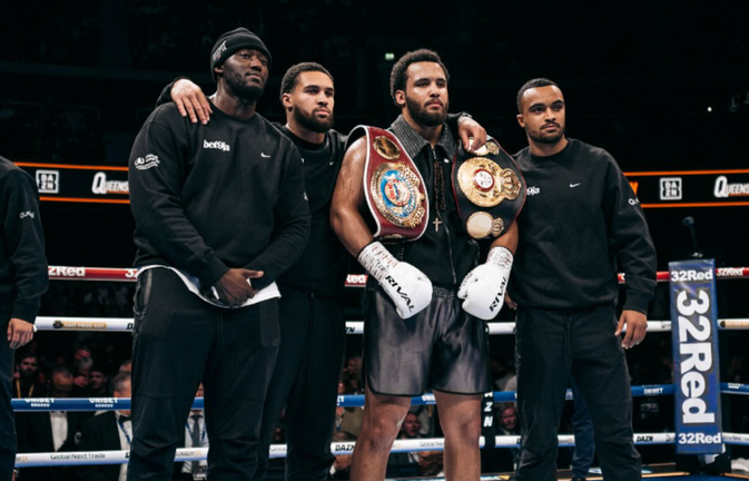 Мозес Ітаума (з поясом) / Фото instagram.com/m.itauma/ Мозес Ітаума (з поясом) / Фото instagram.com/m.itauma/