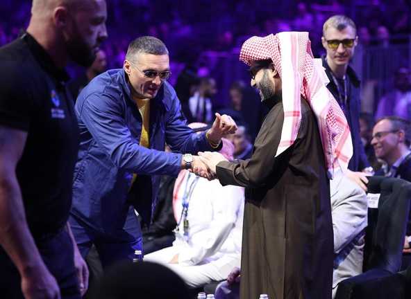 Олександр Усик та Туркі Аль аш-Шейх / Getty Images