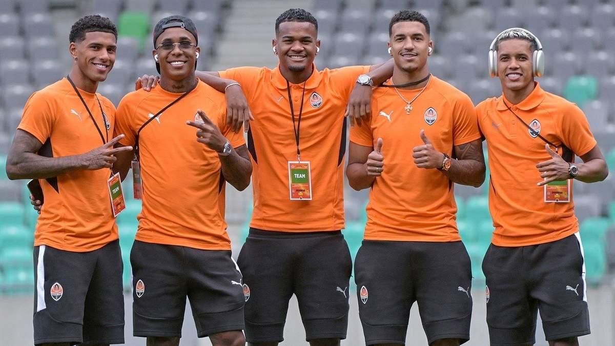 Алиссон (в центре) / Фото Шахтер