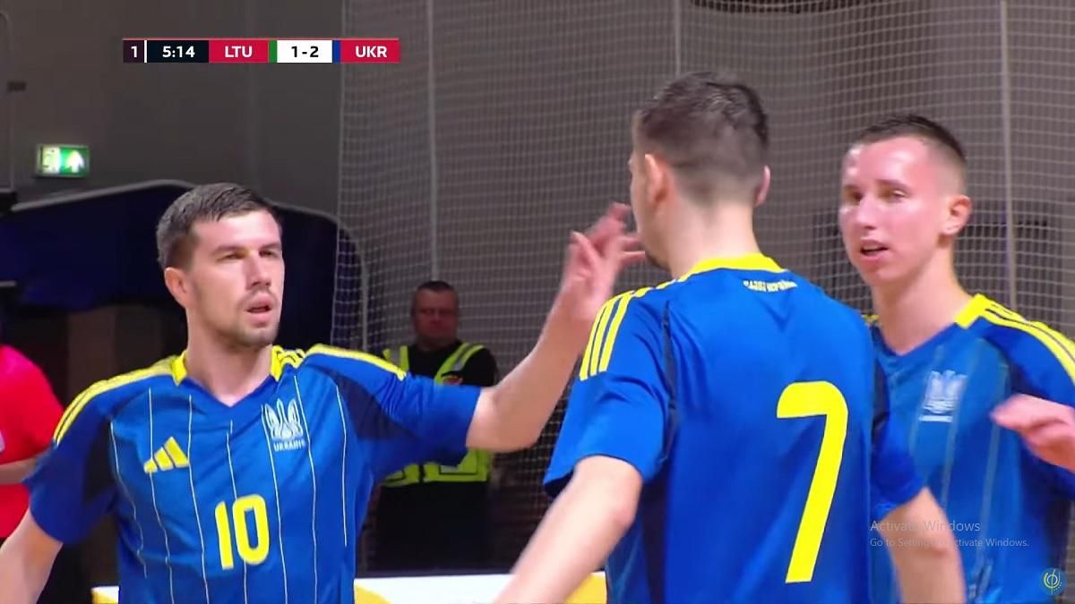 Гравці збірної України світкують гол / Скріншот з відео