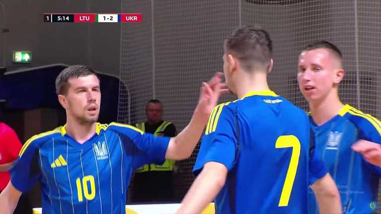 Гравці збірної України світкують гол / Скріншот з відео