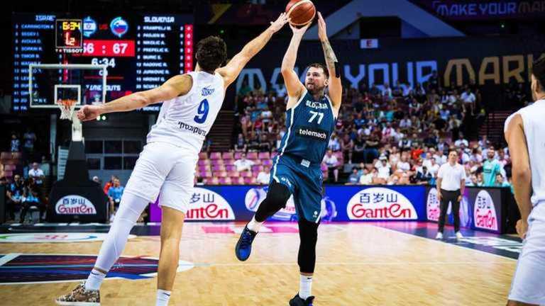 Лука Дончіч (в атаці) / Фото FIBA