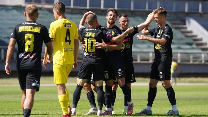 Буковина на останніх хвилинах перемогла Прикарпаття та очолила таблицю Першої ліги