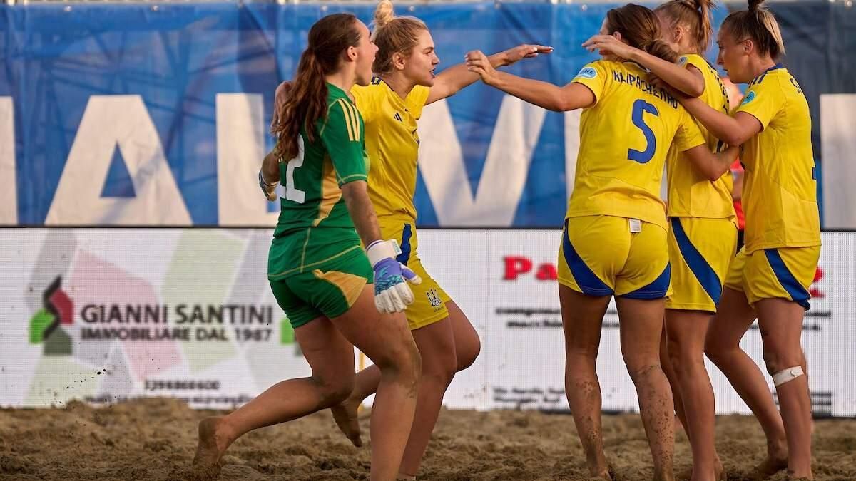 Женская сборная Украины по пляжному футболу / фото: beachsoccer.org.ua