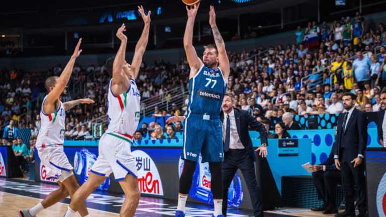 Лука Дончич (в атаке) / Фото FIBA Лука Дончич (в атаке) / Фото FIBA