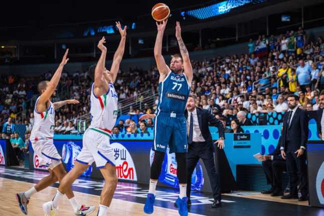 Лука Дончіч (в атаці) / Фото FIBA