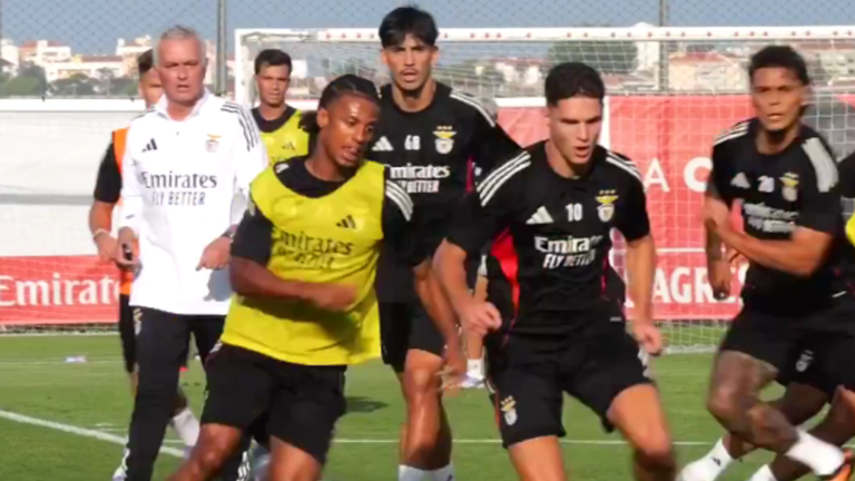 Моурінью стежить за діями Судакова / Скріншот Моурінью стежить за діями Судакова / Скріншот