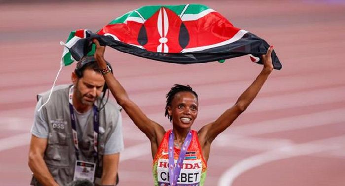 Суперзіркова атлетка виграла забіг на 5000 м на ЧС, обігнавши легендарну землячку