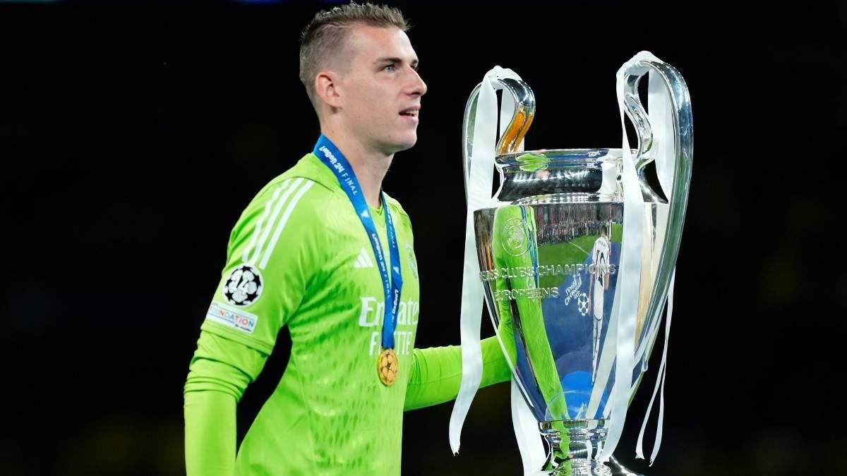 Андрій Лунін з кубком ЛЧ / Getty Images 