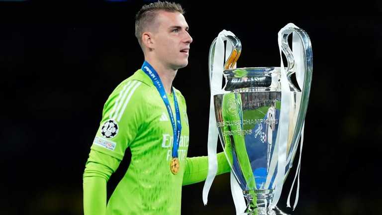 Андрій Лунін з кубком ЛЧ / Getty Images 