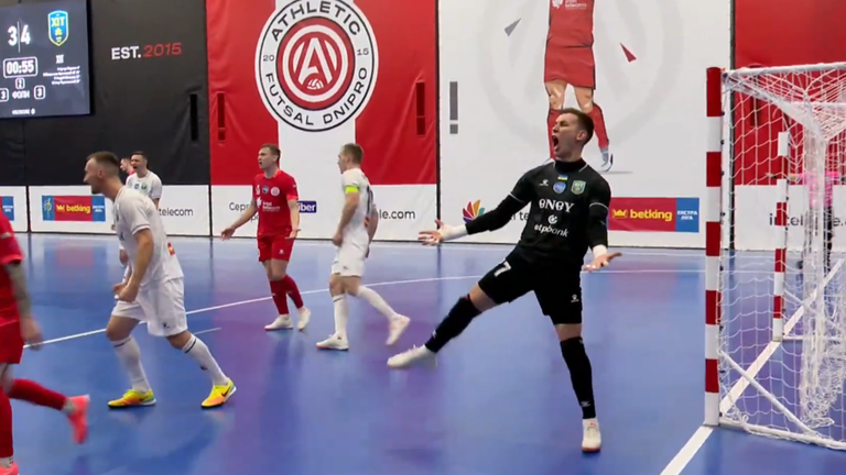 Сухов отбивает пенальти / Скриншот