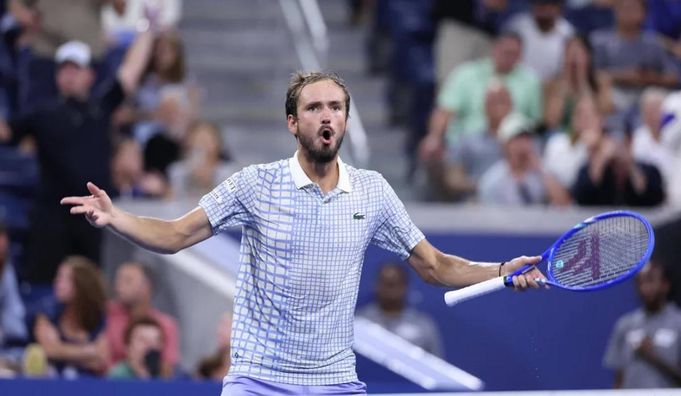 Истеричный россиянин Медведев проиграл аутсайдеру в Пекине – беспрапорный отказался доигрывать матч