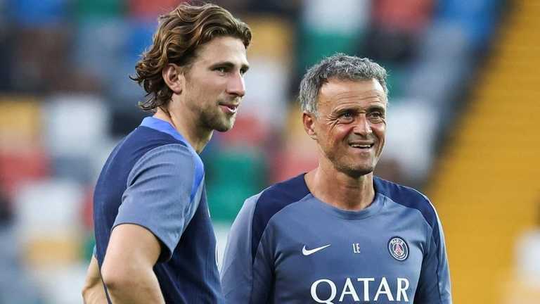 Ілля Забарний та Луїс Енріке / фото: FRANCK FIFE/AFP via Getty Images