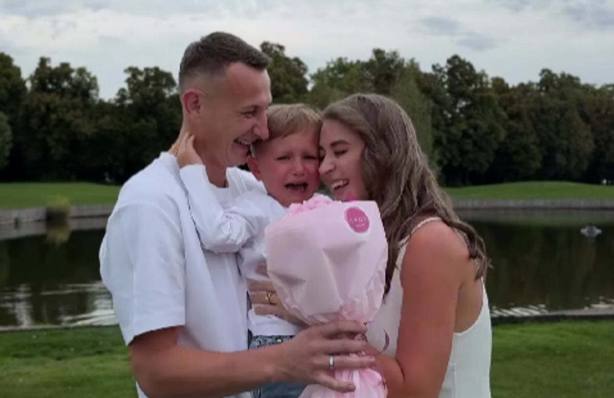 Дмитрий Ризнык с женой и сыном / Скриншот Дмитрий Ризнык с женой и сыном / Скриншот