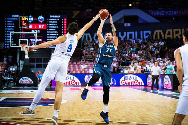 Лука Дончіч (в атаці) / Фото FIBA