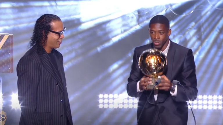 Дембеле з нагородою / Скріншот Дембеле з нагородою / Скріншот