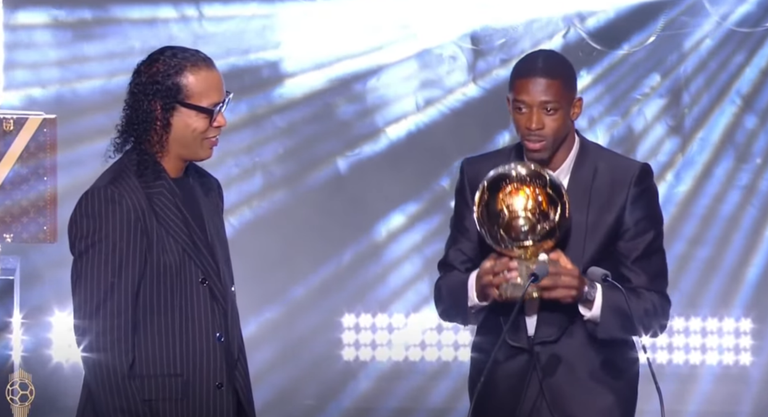 Дембеле з нагородою / Скріншот