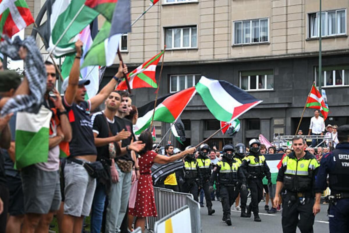 Пропалестинские активисты на финише 11-го этапа Вуэльты / Фото Getty Images