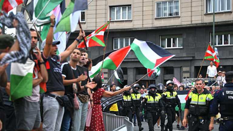 Пропалестинські активісти на фініші 11-го етапу Вуельти / Фото Getty Images Пропалестинські активісти на фініші 11-го етапу Вуельти / Фото Getty Images