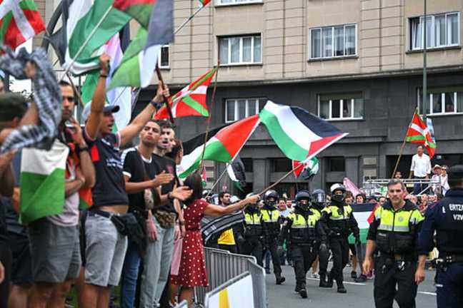 Пропалестинські активісти на фініші 11-го етапу Вуельти / Фото Getty Images