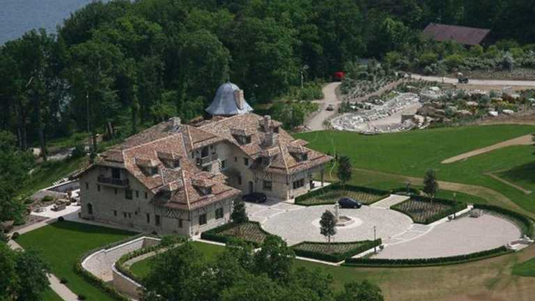 Будинок Шумахера на березі Женевського озера / Фото Shutterstock Editorial) Будинок Шумахера на березі Женевського озера / Фото Shutterstock Editorial)