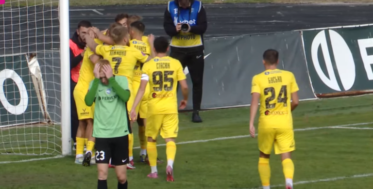 Гравці Буковини свякують гол / Скріншот Гравці Буковини свякують гол / Скріншот
