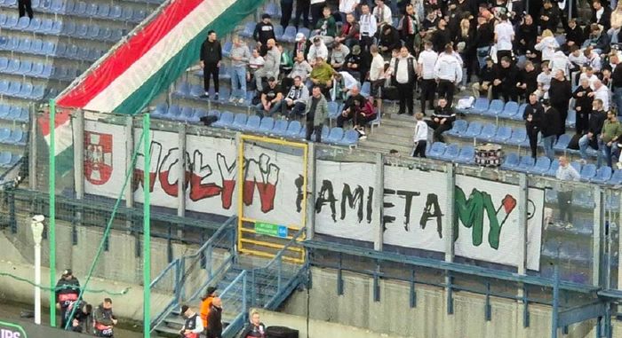 Фанаты Легии развернули провокационный баннер о Волынской трагедии и скандировали ругань об УПА на матче с Шахтером