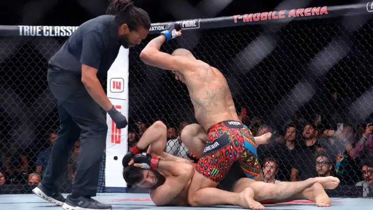 Перейра б'є росіянина / Фото AP Перейра б'є росіянина / Фото AP